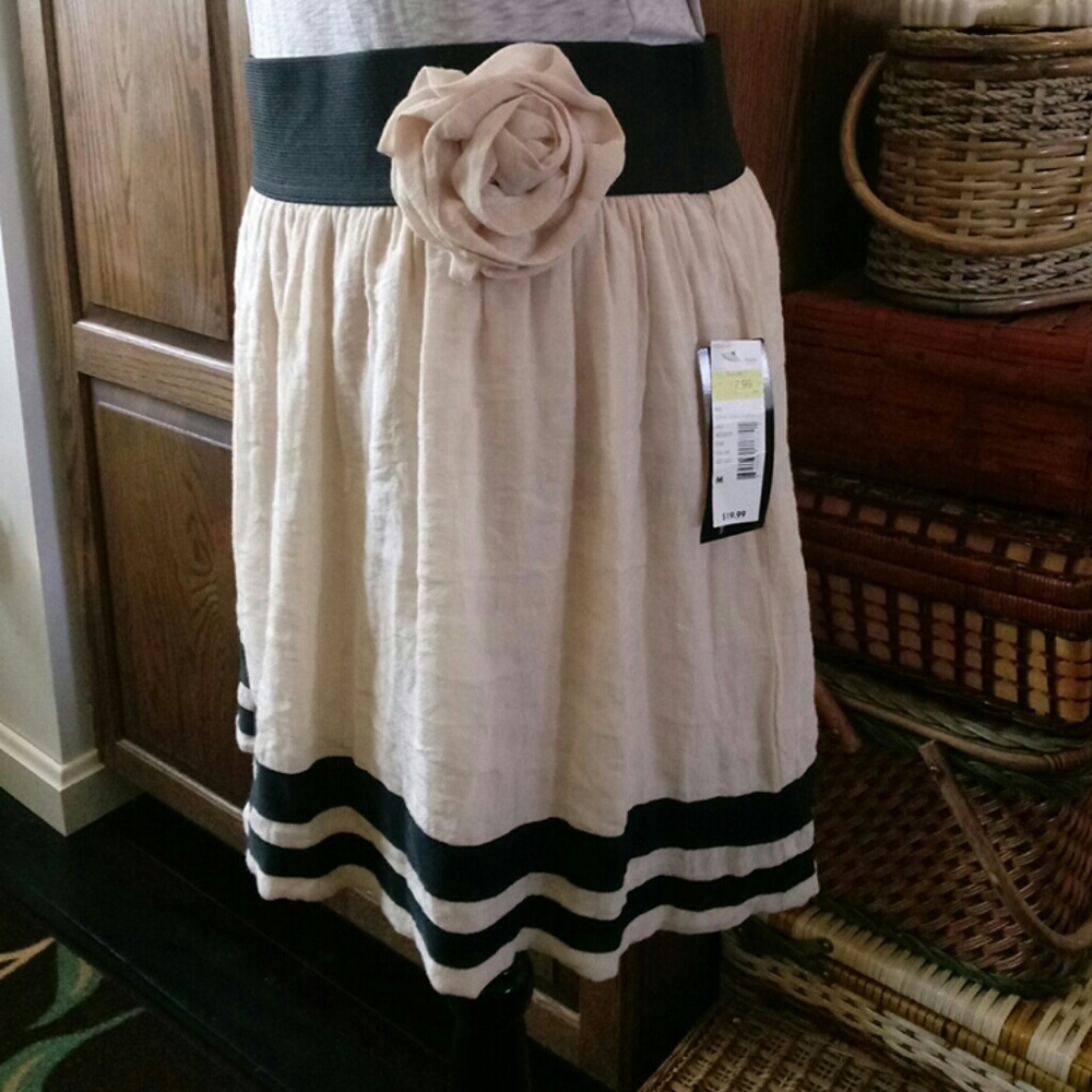 NEW WITH TAGS--Stooshy Cream & Black Skirt Size Juniors M